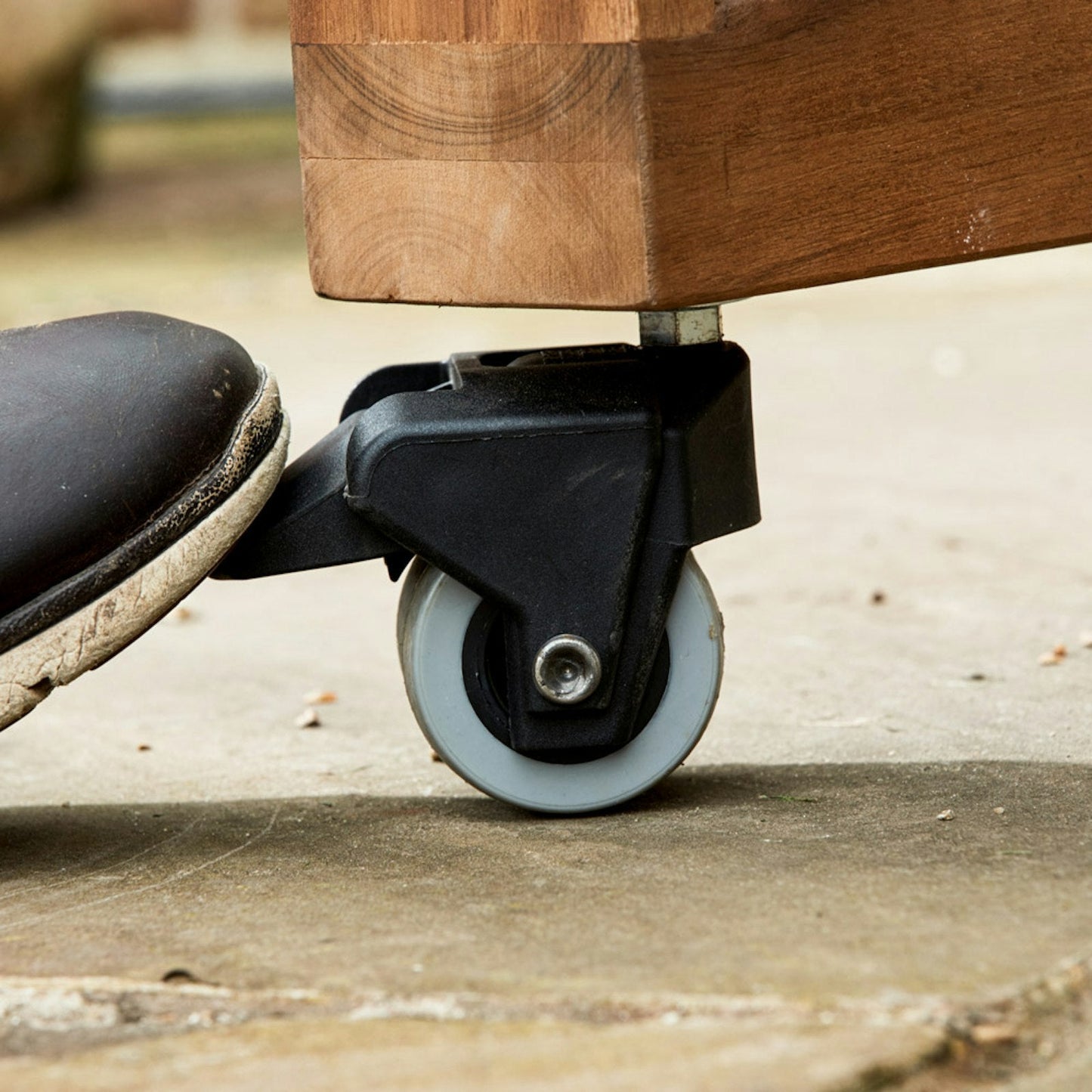 Big Green Egg Eucalyptus Table with Casters and Nest